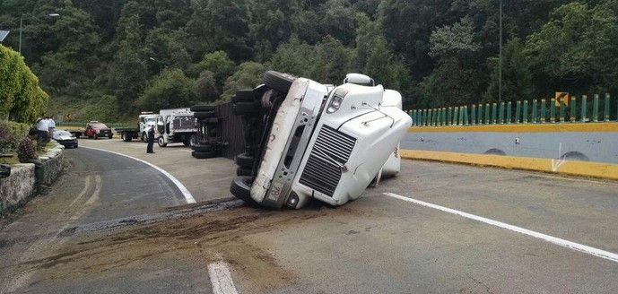 Tráiler vuelca en la Autopista México-Cuernavaca