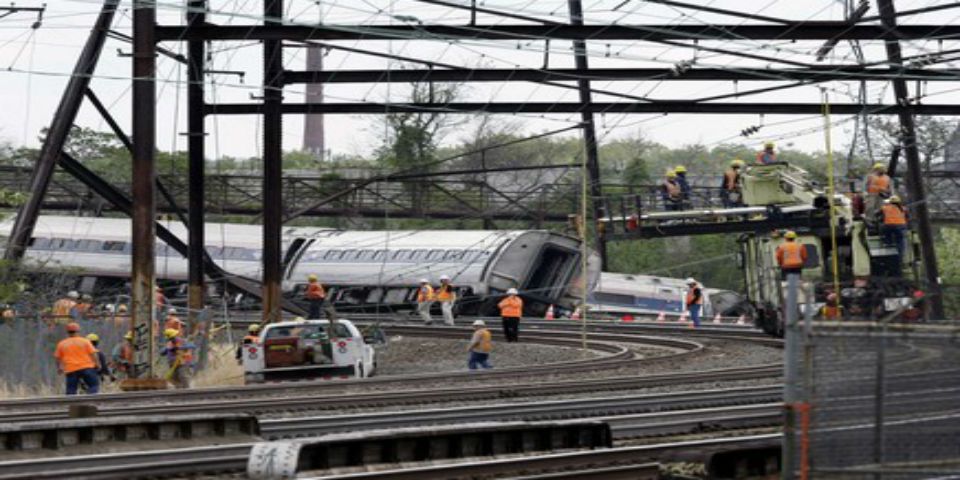 Ya son ocho muertos por descarrilamiento de tren en Filadelfia Ya son ocho muertos por descarrilamiento de tren en Filadelfia