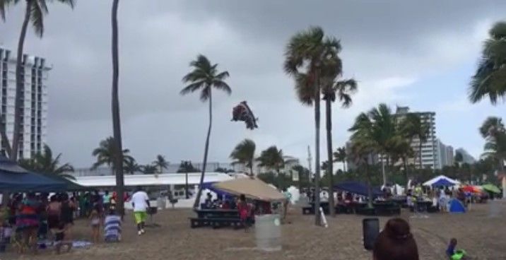 Video: Tromba marina se lleva juego inflable Video: Tromba marina se lleva juego inflable