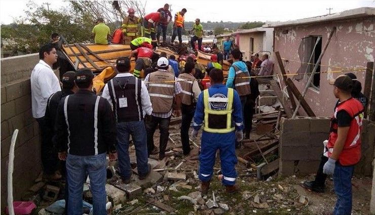 EPN instruye a gabinete a apoyar a víctimas de tornado EPN instruye a gabinete a apoyar a víctimas de tornado