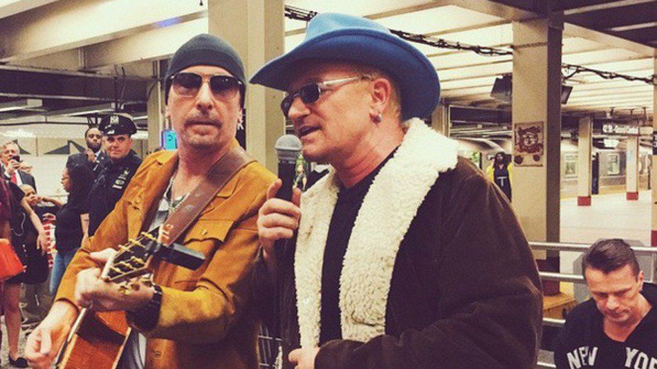 U2 toca en estación del metro