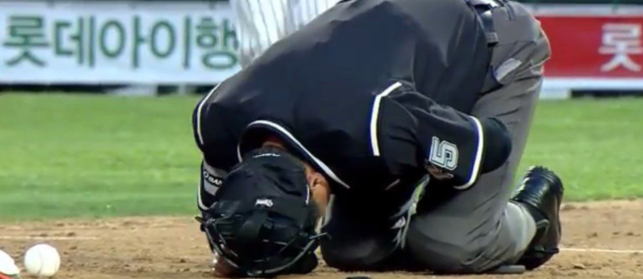 Video: Golpe bajo a un umpire Video: Golpe bajo a un umpire