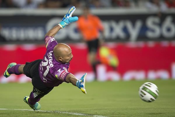 Retiro del "Conejo" Pérez se aplazaría si Pachuca gana la Concachampions - una-gran-atajada-del-conejo-para-mantener-el-cero-0