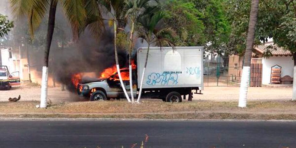 Queman dos vehículos y un negocio en Puerto Vallarta
