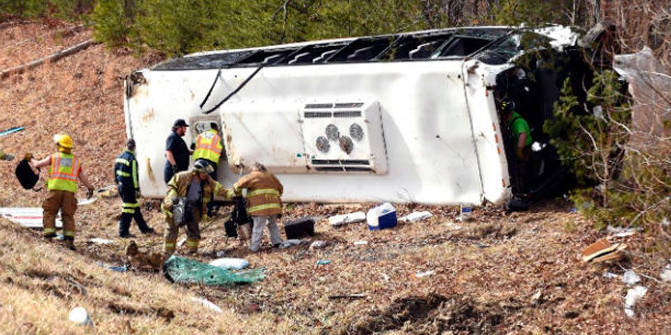 Mueren 4 por volcadura de autobús en Michoacán