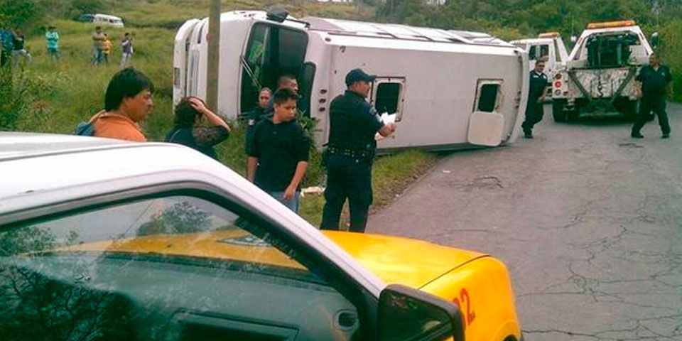 Volcadura de microbús deja 14 heridos