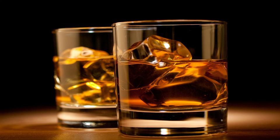¿Qué pasa cuando el whisky se mezcla con agua?