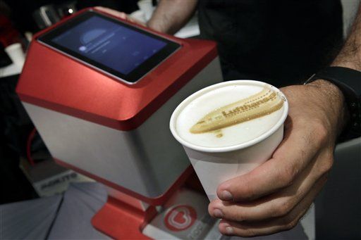 Exhiben máquina que dibuja sobre espuma del café Exhiben máquina que dibuja sobre espuma del café