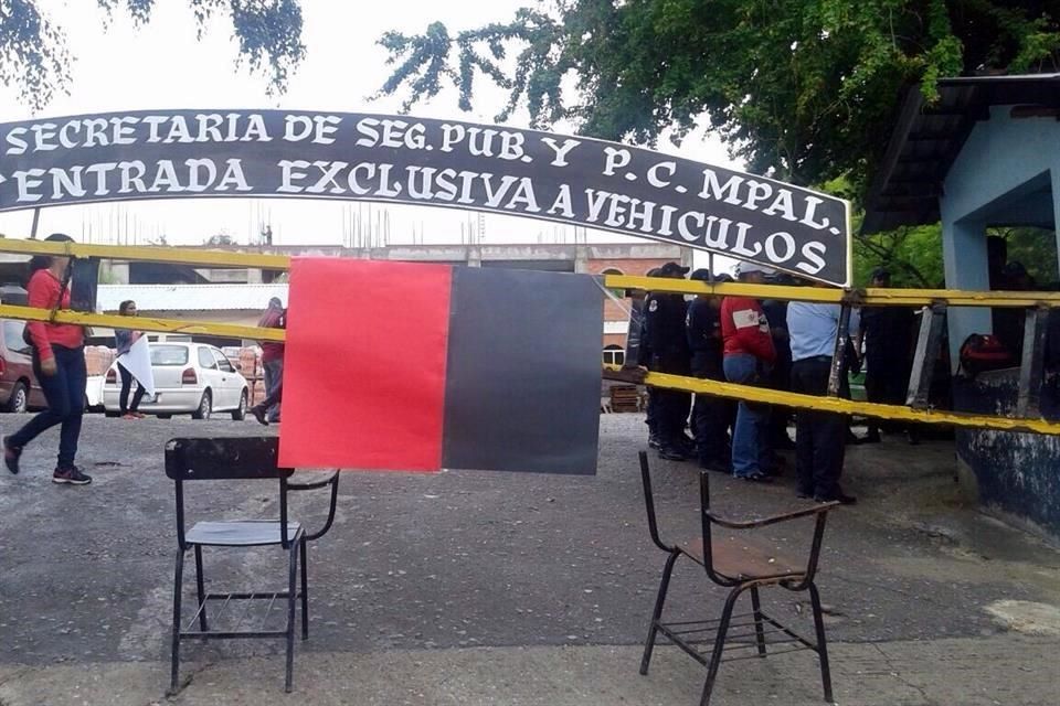 Policías de Chilpancingo realizan paro
