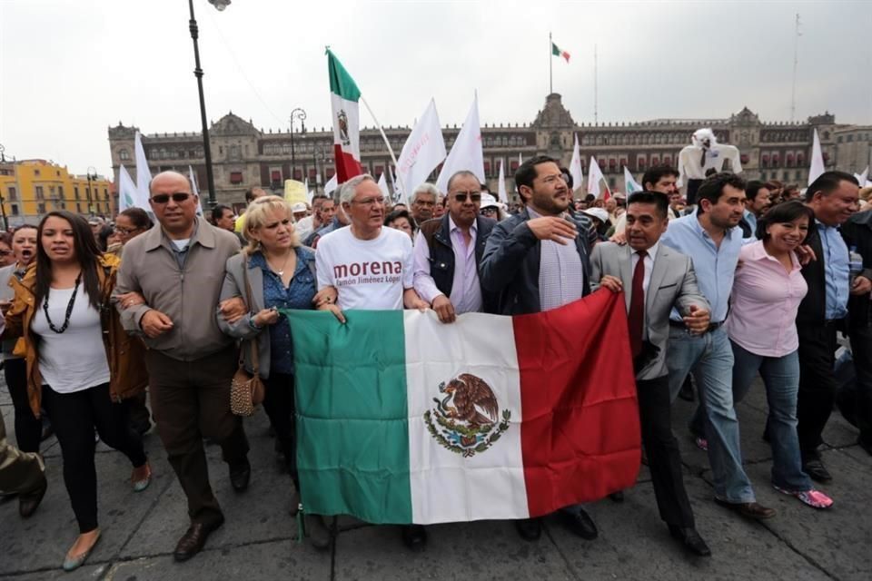 Realiza Morena caminata de protesta en el Zócalo