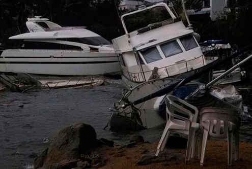 Carlos hunde yates y botes en Acapulco