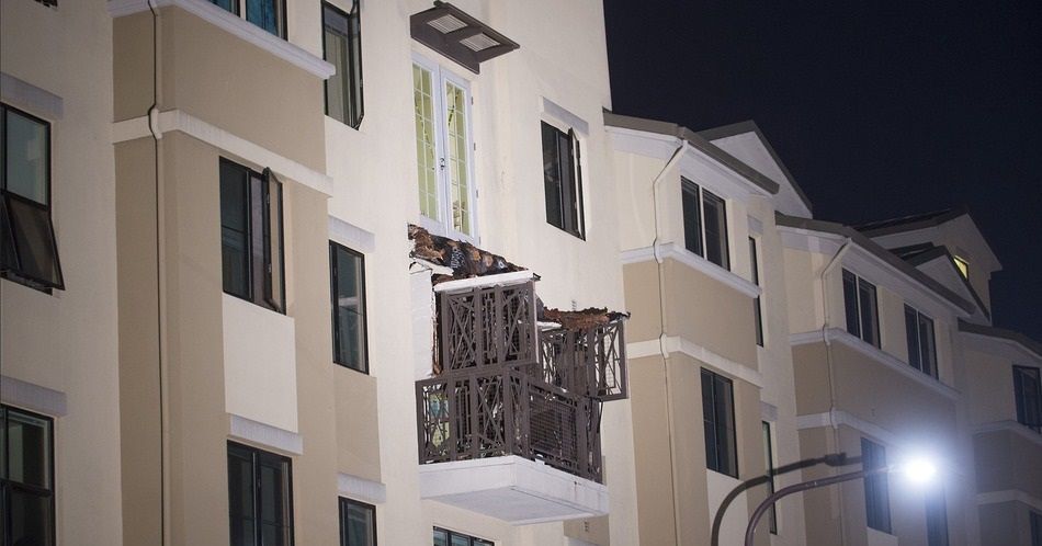 Mueren seis personas al desplomarse un balcón en California Mueren seis personas al desplomarse un balcón en California