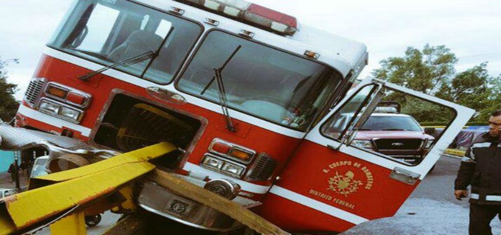 Se estrella camión de bomberos en Parque Lira Se estrella camión de bomberos en Parque Lira