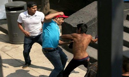 CNTE golpea a indigentes para colocar campamento