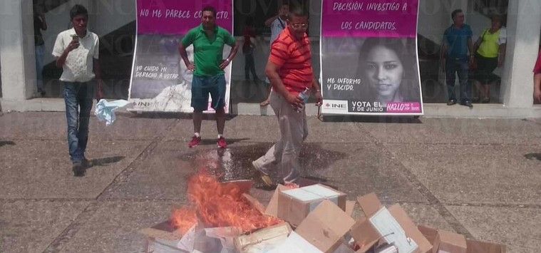 CNTE quema evaluaciones en Lázaro Cárdenas