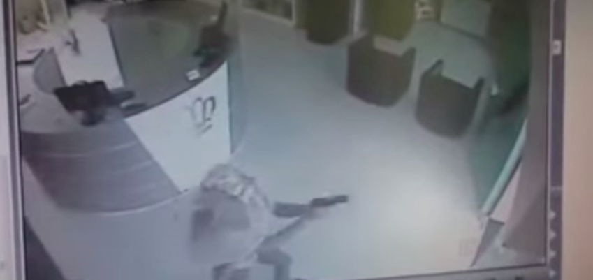 Policía frustra asalto mientras se teñía el pelo Policía frustra asalto mientras se teñía el pelo