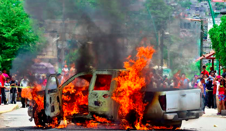 Queman vehículo en Tlapa