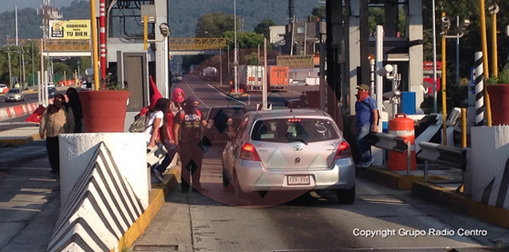 Encapuchados toman la caseta de la México-Cuernavaca