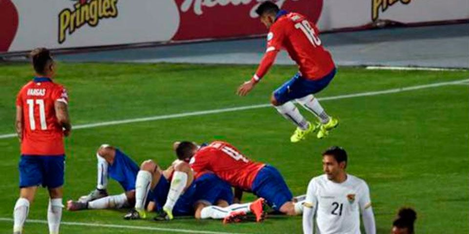 Chile golea a Bolivia y asegura liderato del Grupo A