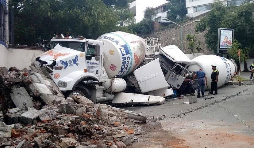Camión se queda sin frenos en Huixquilucan