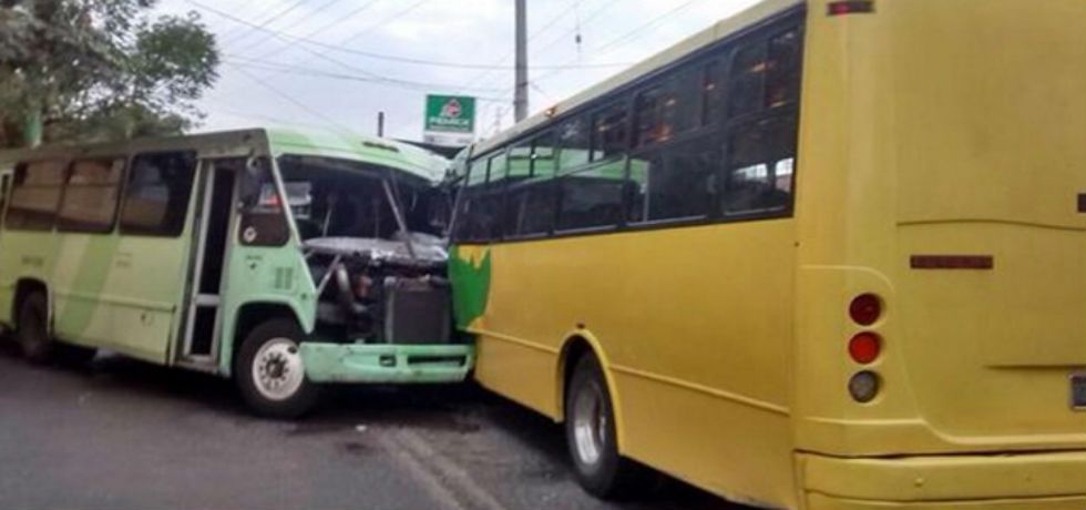 Chocan dos microbuses en Cuajimalpa