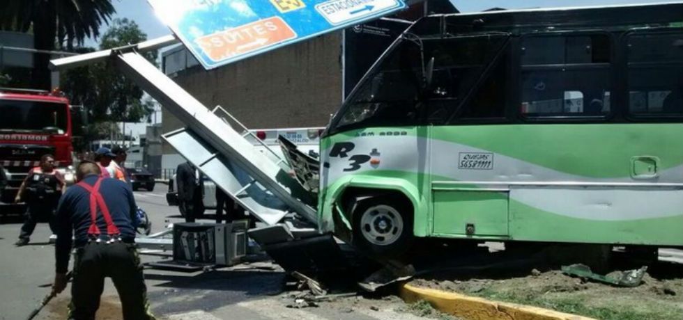 Seis lesionados por choque de microbús