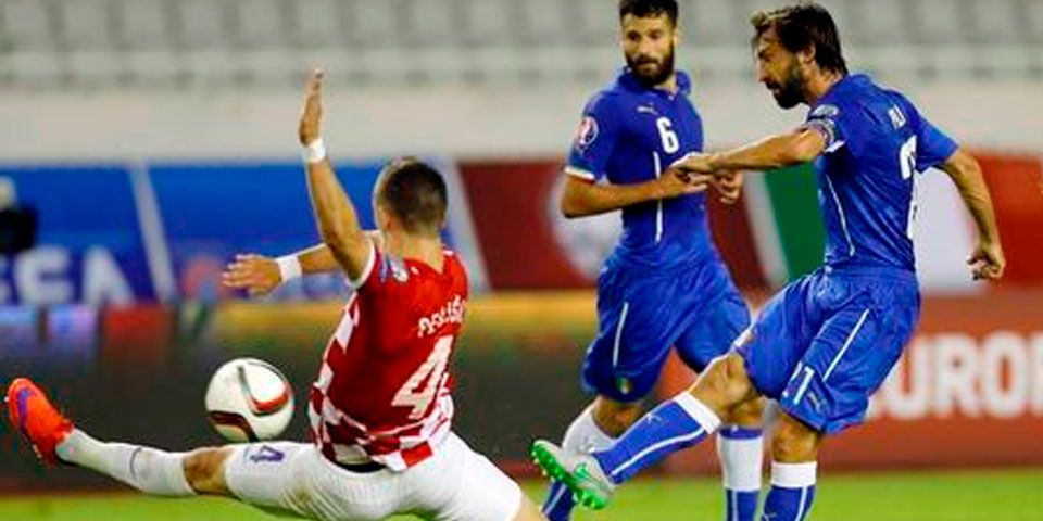 Dibujan esvástica sobre cancha del Croacia vs Italia