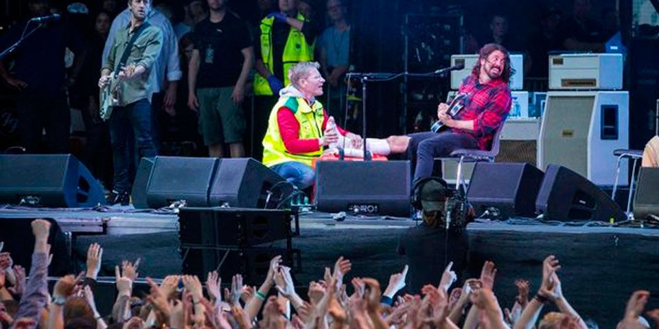 Dave Grohl termina concierto pese a romperse la pierna Dave Grohl termina concierto pese a romperse la pierna
