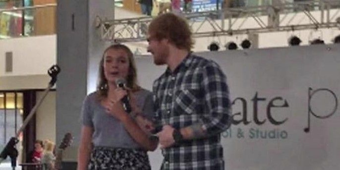 Ed Sheeran sorprende a fan en centro comercial Ed Sheeran sorprende a fan en centro comercial