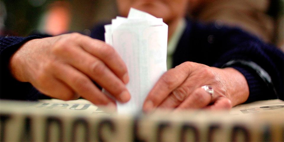 Café Político: ¿Quiénes y cuántos son los desencantados por la democracia?