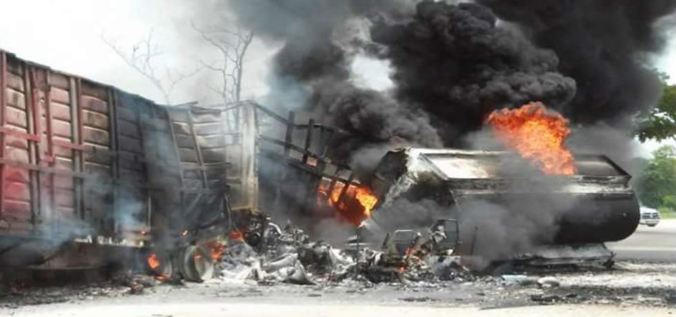 Explota pipa en carretera Coatzacoalcos-Cárdenas Explota pipa en carretera Coatzacoalcos-Cárdenas