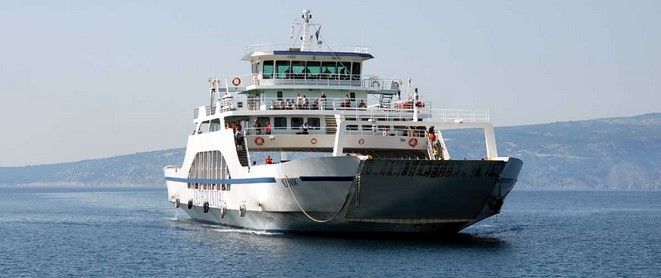 Tres muertos por hundimiento de un ferry en Michoacán