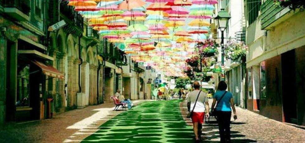 Instalan miles de sombrillas para el Festival de las Estaciones en Chihuahua