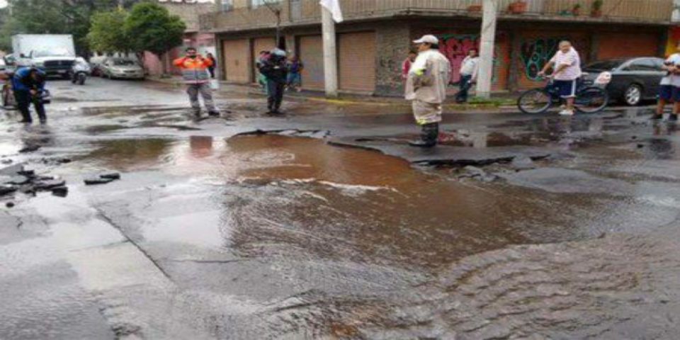 Caos vial por fuga de agua en Av. De los 100 metros