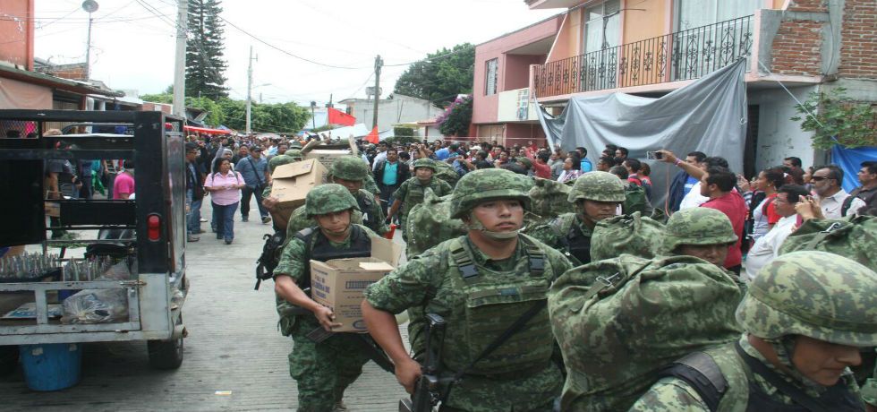 CNTE desaloja a militares que resguardaban sede del INE en Oaxaca