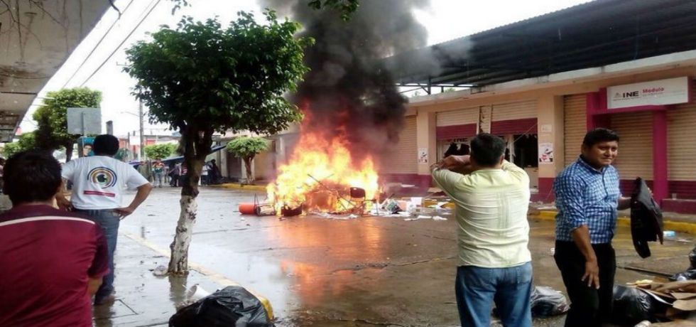 Sección 22 prende fuego a mobiliario del INE en Tuxtepec
