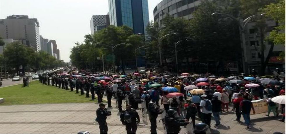 Maestros de la CNTE marchan en Paseo de la Reforma