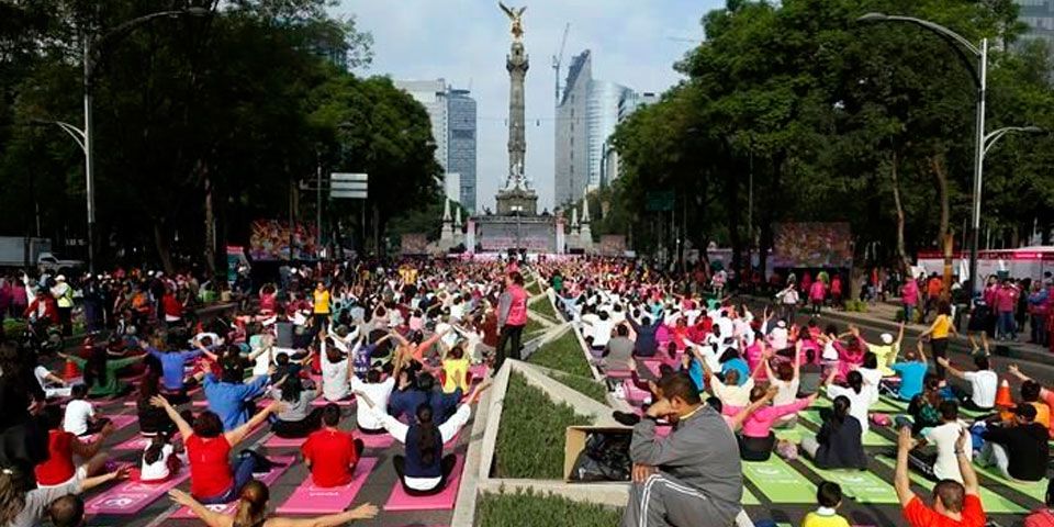 Imparten mega clase de Yoga en Paseo de la Reforma