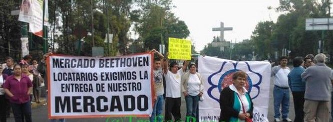 Comerciantes bloquean Paseo de la Reforma