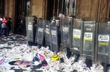 Militantes de Morena lanzan propaganda electoral al GDF