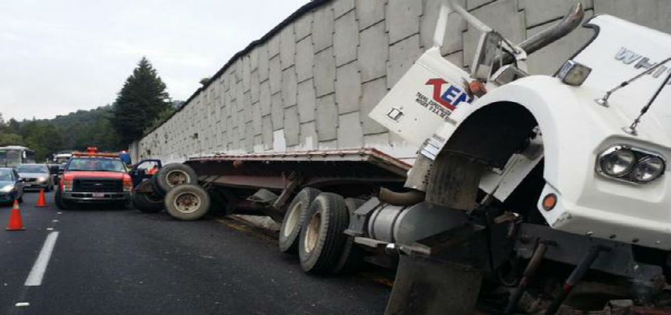 Tránsito lento en la México-Toluca por volcadura de tráiler Tránsito lento en la México-Toluca por volcadura de tráiler