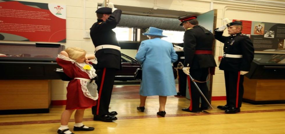 Video: soldado golpea a niña que saludó a la Reina Isabel II Video: soldado golpea a niña que saludó a la Reina Isabel II