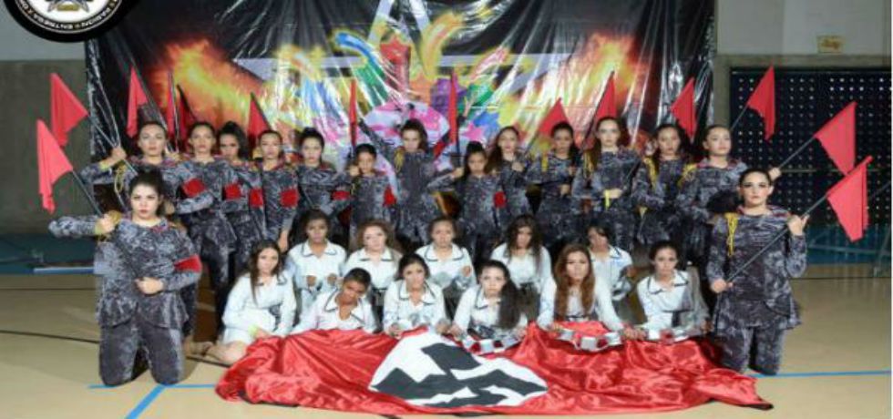 Niñas utilizan vestuario de nazis en concurso de baile en la UdG