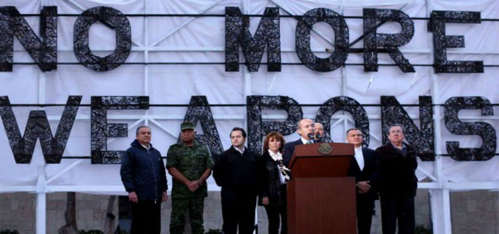 Retiran letrero de ‘No more weapons’