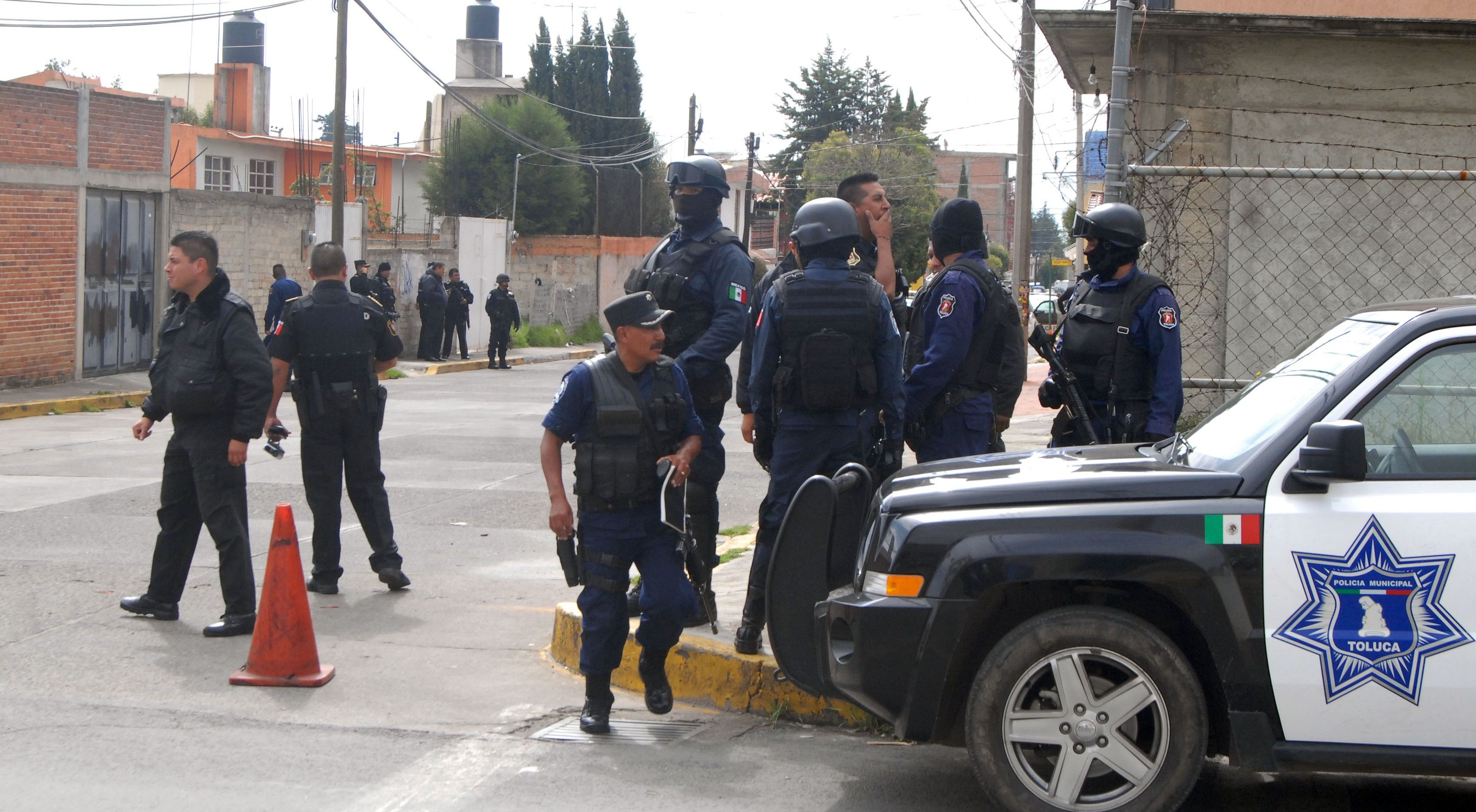 Riña entre policías y supuestos simpatizantes del PRI deja 20 heridos