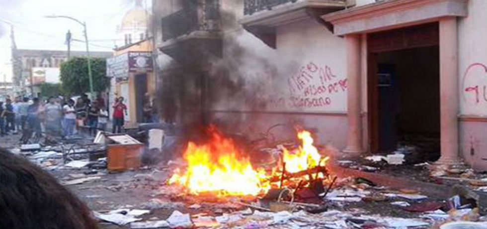 Simpatizantes del PRD prenden fuego a alcaldía de Pueblo Nuevo