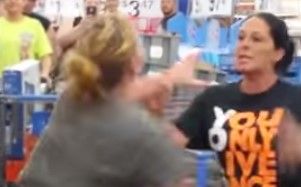 Pelea en Walmart habría sido por insultos a una empleada