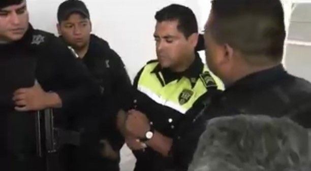 Detienen a 3 policías del Edomex por asaltar jóvenes