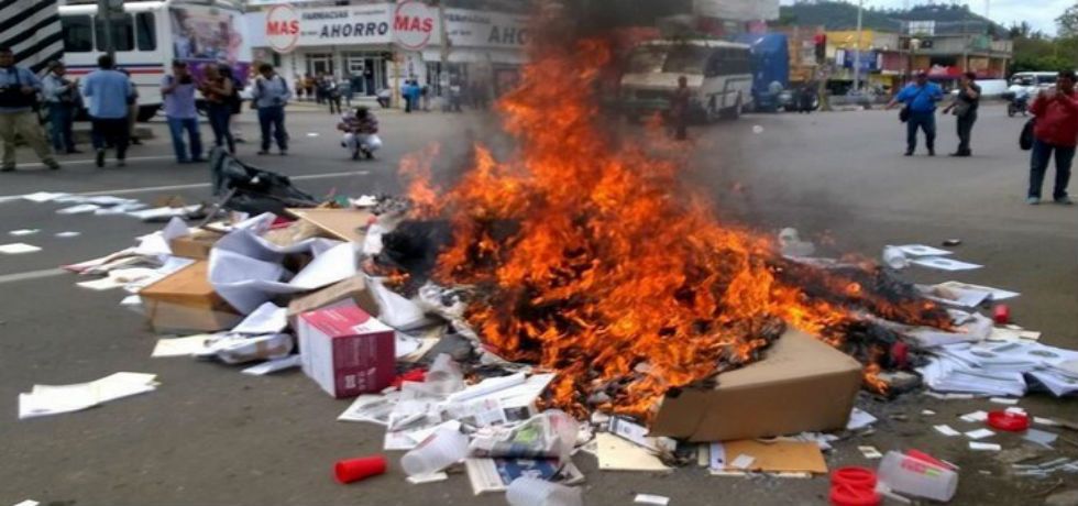 Sección 22 quema propaganda electoral del PRI y PAN