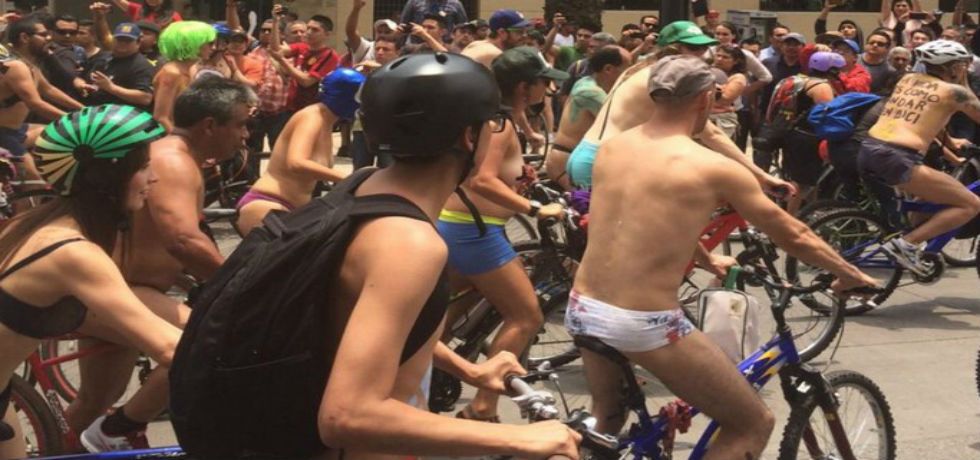 Ciclistas participan en rodada al desnudo